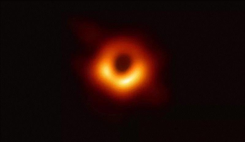 世界上第一张黑洞照片，5500万光年外的梅西耶87（M87）,霍金：黑洞不是黑的,黑洞,霍金,视界,引力,物质,惠勒,法国,电荷,独木舟,太阳