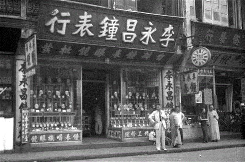 【李永昌钟表行】1581年春天，意大利人罗明坚突破当时的海禁政策，在广州居住了三个月。成为第一个把西