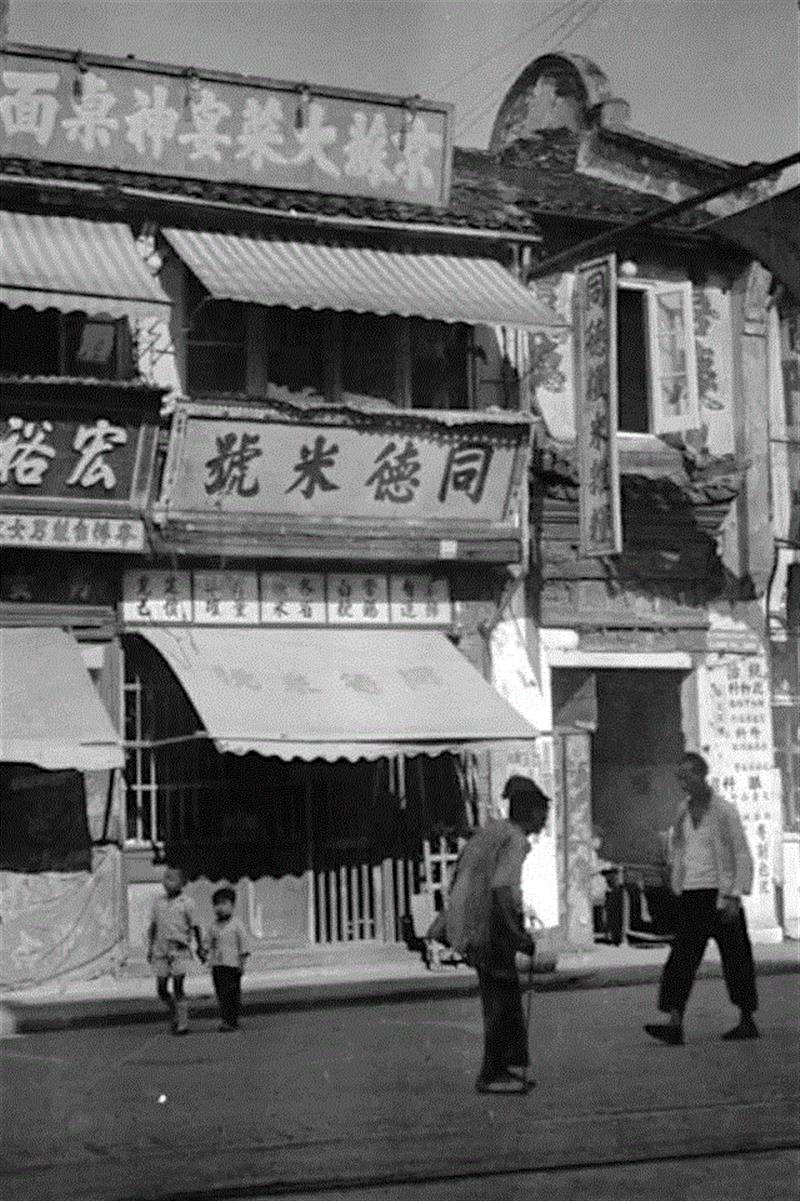 【同德米店】上海人每日三餐大多是以大米为主食。过去，早餐常用开水加温煮熟隔晚米饭，俗称“泡饭”，夏天