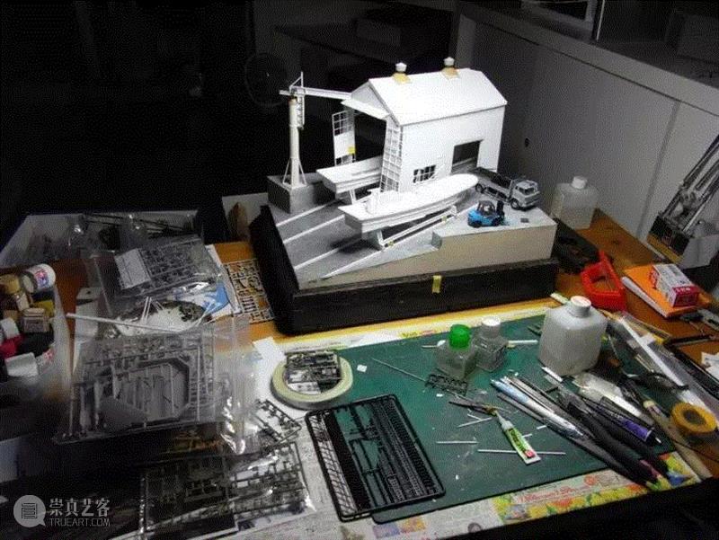 用一张垃圾站照片扬名，他能将任何东西放到手上···,海外,日本,战争,模型,手指,背后,大神,手上,平时,荒木智