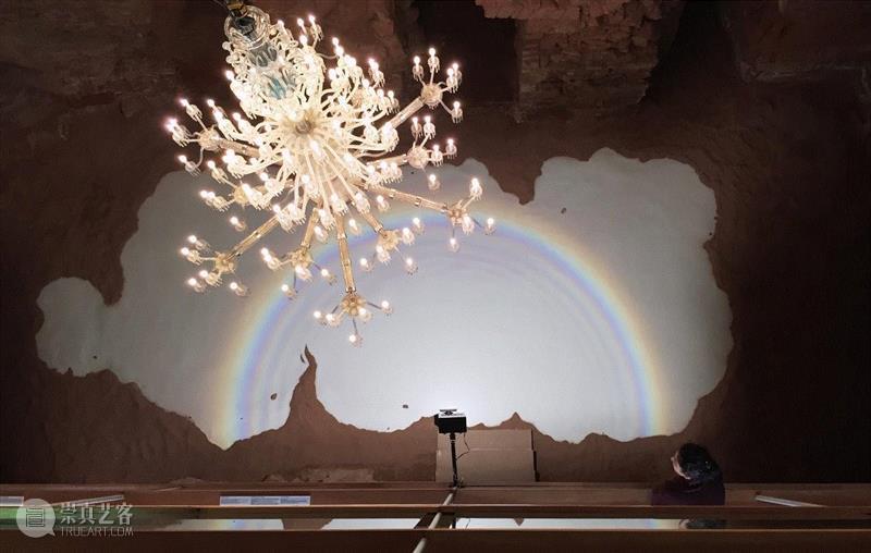 《Over the Rainbow》（2016，玻璃微珠、沙、发光二极管芯片，1000×500 cm