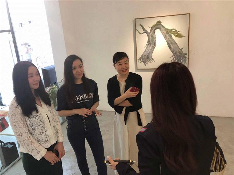 ▲“吴笛笛个展”开幕式现场,国家美术·展讯丨吴笛笛个展,吴笛笛,展讯,植物,竹子,石头,苔藓,藤蔓,树木,图案,绘画