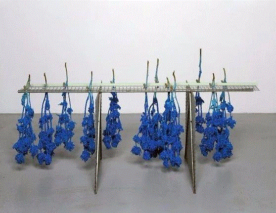 Im Winter，2002,同行/泡沫白，硫酸铜蓝，引擎灰 | Roger hiorns,hiorns,泡沫,同行,硫酸铜,引擎,视频,Roger,Hiorns,伦敦,雕塑