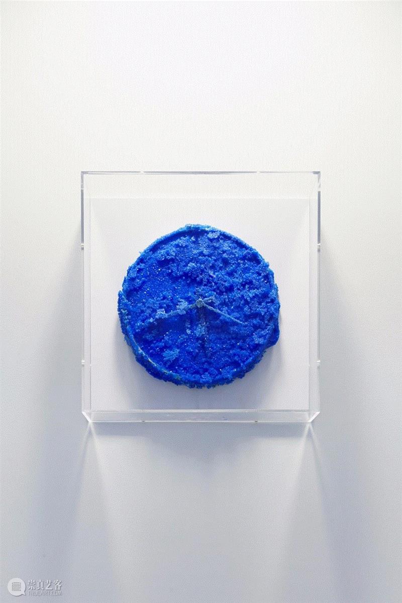 Untitled 2012,同行/泡沫白，硫酸铜蓝，引擎灰 | Roger hiorns,hiorns,泡沫,同行,硫酸铜,引擎,视频,Roger,Hiorns,伦敦,雕塑