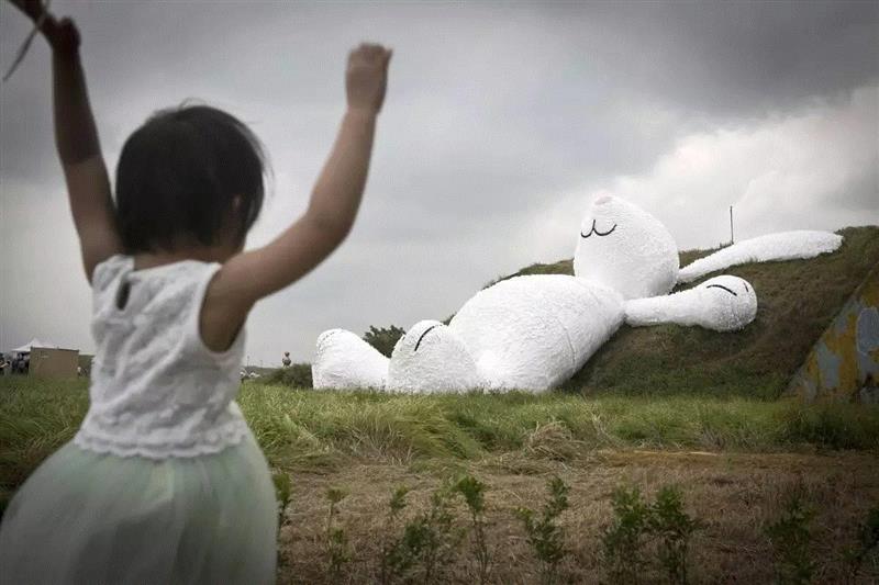 贾森?希姆斯《生态学新式的美学意蕴》认为，环境美学只承认静态、平衡的自然。然而，生态美学却接纳自然系