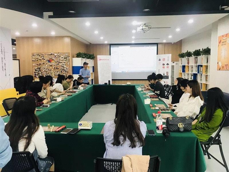中国印学博物馆党支部走进笕桥街道党群服务中心，传承印学文化,笕桥街道党群服务中心,中国印学博物馆党支部,印学,党员们,党员,篆刻,笕桥街道综合服务中心党总支,党建,印博支部,负责人
