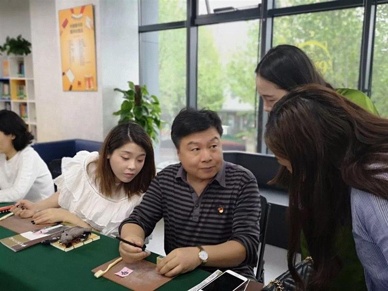 中国印学博物馆党支部走进笕桥街道党群服务中心，传承印学文化,笕桥街道党群服务中心,中国印学博物馆党支部,印学,党员们,党员,篆刻,笕桥街道综合服务中心党总支,党建,印博支部,负责人
