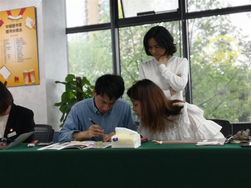 中国印学博物馆党支部走进笕桥街道党群服务中心，传承印学文化,笕桥街道党群服务中心,中国印学博物馆党支部,印学,党员们,党员,篆刻,笕桥街道综合服务中心党总支,党建,印博支部,负责人