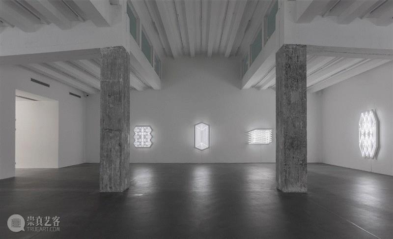 【媒体报道】杨牧石|frieze展评,杨牧石,frieze,麦勒画廊,霓虹灯,霓虹,Illuminating,白色,灯管,黑色,建筑