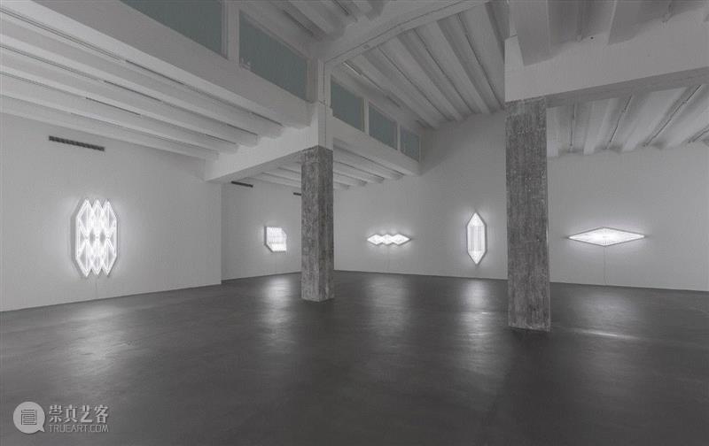 【媒体报道】杨牧石|frieze展评,杨牧石,frieze,麦勒画廊,霓虹灯,霓虹,Illuminating,白色,灯管,黑色,建筑