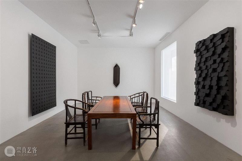 【媒体报道】杨牧石|frieze展评,杨牧石,frieze,麦勒画廊,霓虹灯,霓虹,Illuminating,白色,灯管,黑色,建筑