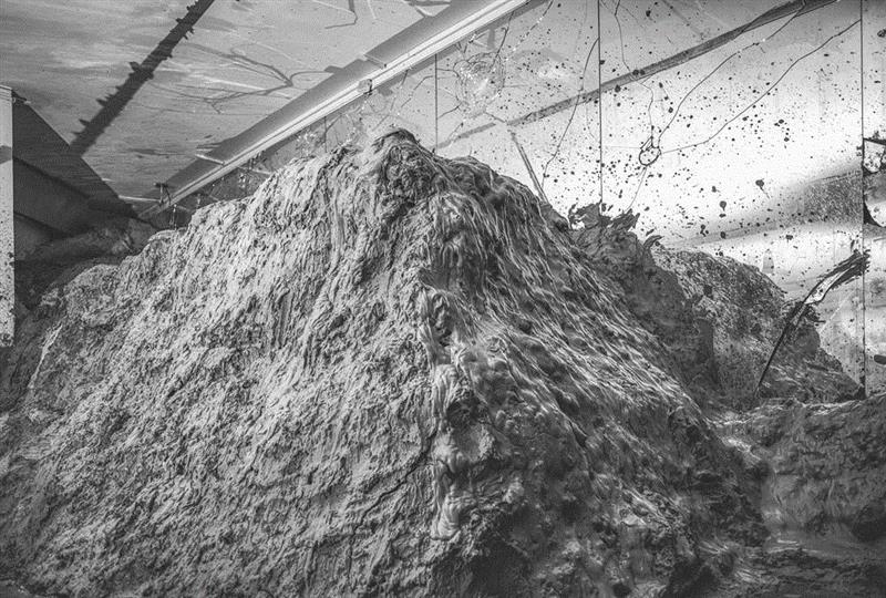“绝对控制Ⅰ”展览现场回顾,刘海港个展“绝对控制Ⅱ”在北京罗马湖无寻美术馆开幕 | 亚洲艺术,刘海港,亚洲,北京罗马湖,美术馆,绝对控制,雕塑,易英,矿泉水,瓶子,镜子