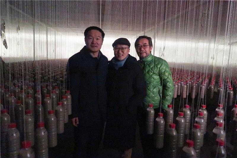 “绝对控制Ⅱ”展览现场（左起=刘海港-郑岩-隋建国）,刘海港个展“绝对控制Ⅱ”在北京罗马湖无寻美术馆开幕 | 亚洲艺术,刘海港,亚洲,北京罗马湖,美术馆,绝对控制,雕塑,易英,矿泉水,瓶子,镜子