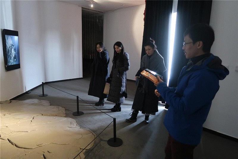 展览现场（左起-宋超-于瑜-张原凤-吴雪）,刘海港个展“绝对控制Ⅱ”在北京罗马湖无寻美术馆开幕 | 亚洲艺术,刘海港,亚洲,北京罗马湖,美术馆,绝对控制,雕塑,易英,矿泉水,瓶子,镜子