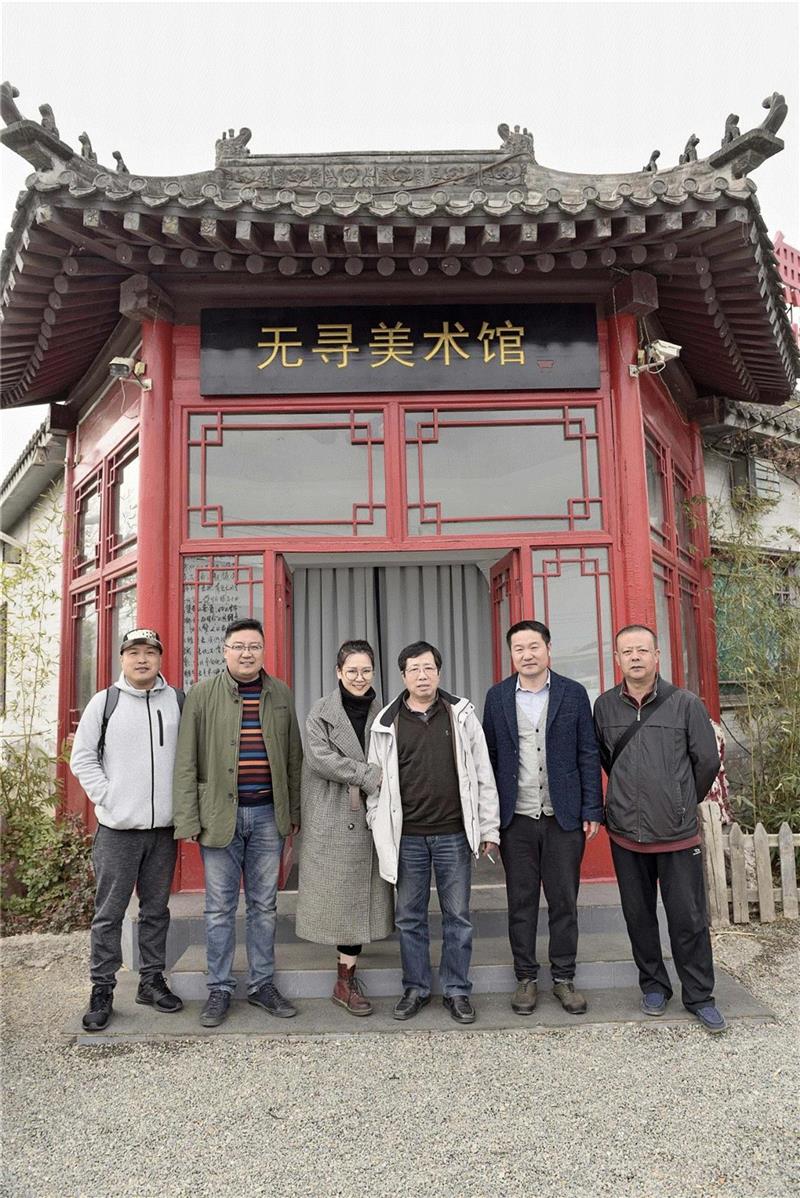 嘉宾合影,刘海港个展“绝对控制Ⅱ”在北京罗马湖无寻美术馆开幕 | 亚洲艺术,刘海港,亚洲,北京罗马湖,美术馆,绝对控制,雕塑,易英,矿泉水,瓶子,镜子