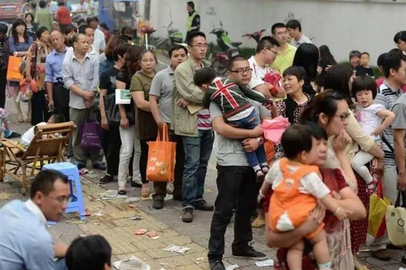 国内某幼儿园的排队报名现场,这部冷门口碑佳作，戳中了每个中国人的痛点,口碑,拉吉,阶层,希亚姆,起跑线,印度,女儿,电影,阶级,教育