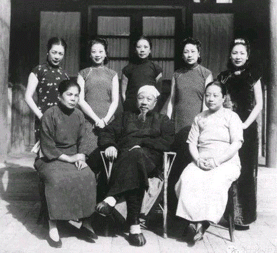朱启钤及夫人与五个女儿的合影,活动回顾 | 郑重 ? 书画鉴赏中品玩与交流之传统,书画,中品,张伯驹,唐云,傅增湘,朱启钤,叶恭绰,文物,溥心畲,缂丝