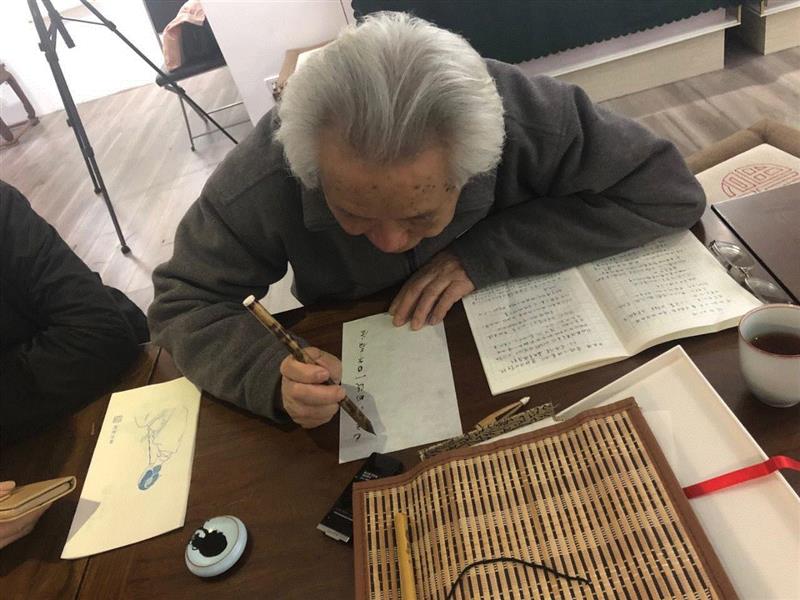 郑重先生为讲座题字留念,活动回顾 | 郑重 ? 书画鉴赏中品玩与交流之传统,书画,中品,张伯驹,唐云,傅增湘,朱启钤,叶恭绰,文物,溥心畲,缂丝
