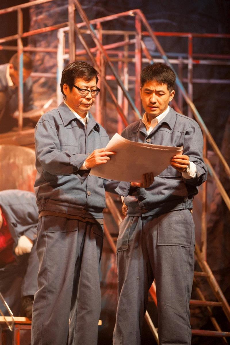 郭晓东领衔主演《钢的琴》| 一群小人物对时代的告别,钢的琴,郭晓东,领衔主演,小人物,剧照,话剧,人物,舞台,编剧,喻荣军