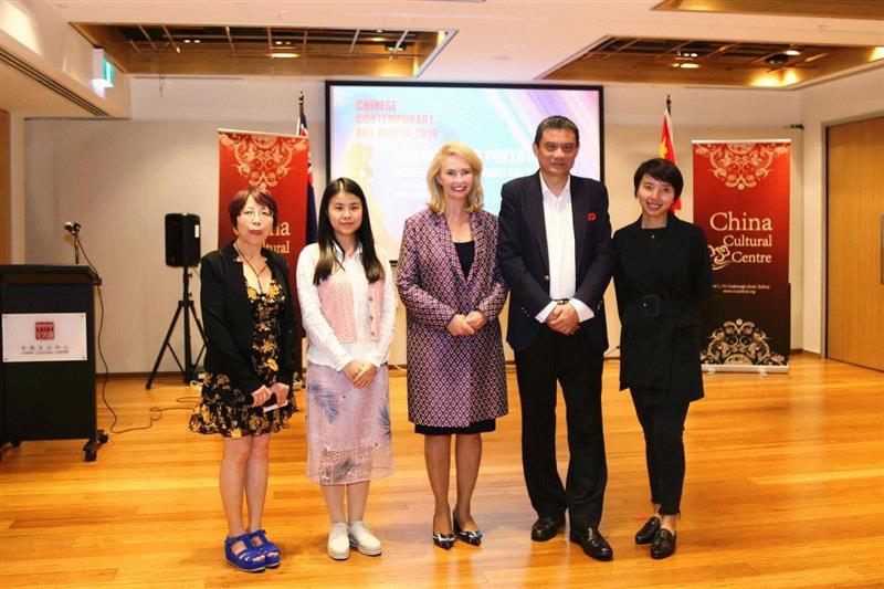 “情感的诗意”主题展开幕现场嘉宾合影,“情感的诗意”开启2019中国当代艺术月序幕,序幕,悉尼中国文化中心,澳洲,策展人,彭玮,炫彩,青年,悉尼,民众,新州