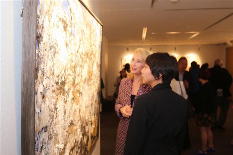策展人彭玮向贾奇介绍参展艺术家及作品,“情感的诗意”开启2019中国当代艺术月序幕,序幕,悉尼中国文化中心,澳洲,策展人,彭玮,炫彩,青年,悉尼,民众,新州