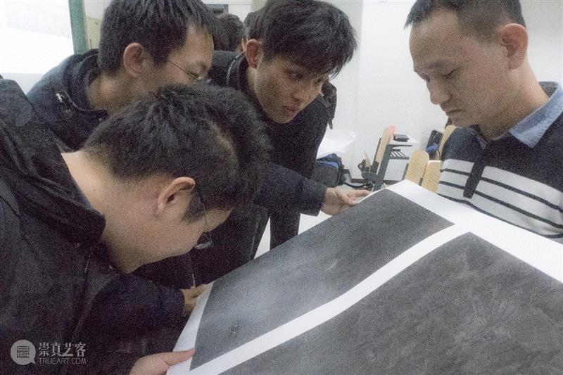 北大讲座回顾：肖日保 “跟你一起看照片”｜三影堂教育,三影堂,肖日保,北大,暗房,肖老师,校园,北野谦,视频,北大青年摄影学会,教育