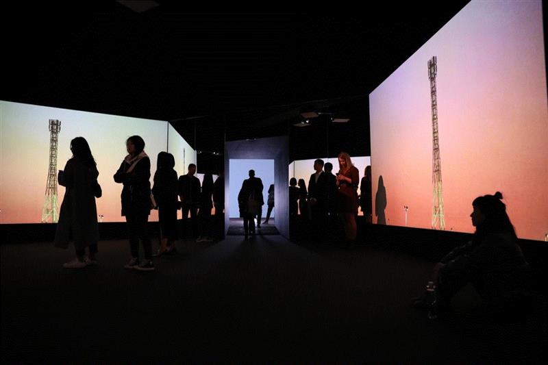 开幕现场，《新纪元》,|| 展 || 道格·阿提肯 | 开幕回顾,道格,阿提肯,林冠艺术基金会,新纪元,坛坛,林冠,严思,阿提肯林冠艺术基金会,大陆,访客