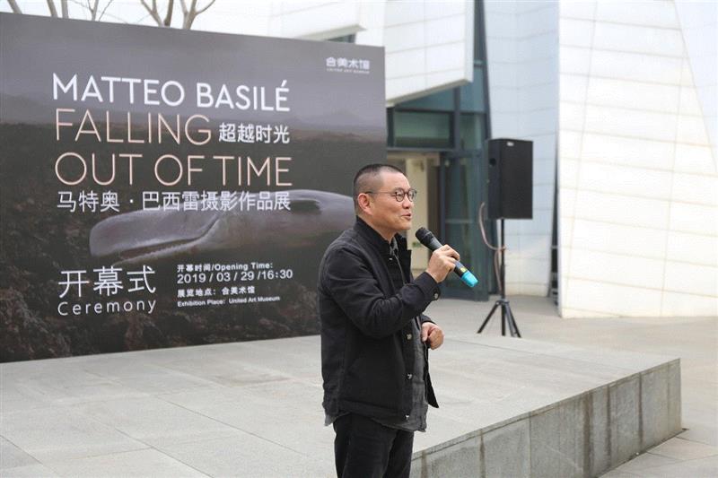   ▲湖北美术馆艺术总监傅中望先生宣布展览开幕,“超越时光——马特奥·巴西雷摄影作品展”今日在合美术馆开幕,巴西,马特奥,合美术馆,鲁虹,意大利,科技,雷先生,湖北美术馆,开幕式,绘画