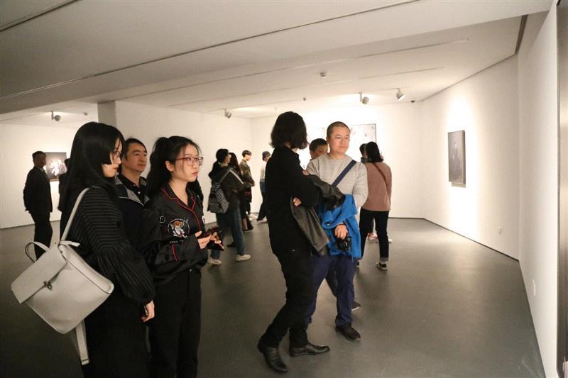  ▲展览现场 ,“超越时光——马特奥·巴西雷摄影作品展”今日在合美术馆开幕,巴西,马特奥,合美术馆,鲁虹,意大利,科技,雷先生,湖北美术馆,开幕式,绘画