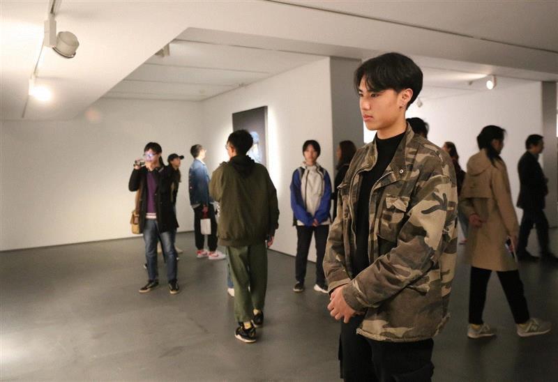 ▲静静感受作品的情感,“超越时光——马特奥·巴西雷摄影作品展”今日在合美术馆开幕,巴西,马特奥,合美术馆,鲁虹,意大利,科技,雷先生,湖北美术馆,开幕式,绘画