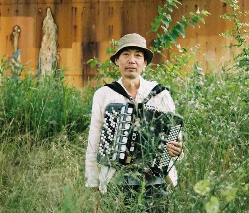 他是“日本李宗盛”，一开口就是人生,李宗盛,日本,铃木,诗人,音乐,食堂,常吉,深夜,父亲,老板