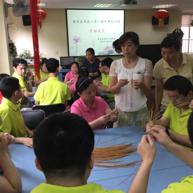 是什么吸引上海市市委常委、宣传部长周慧琳一行来到M50？,周慧琳,上海市市委,常委,一行,竹丝,企业,陶瓷,工艺,朱炳仁,佛肚轩