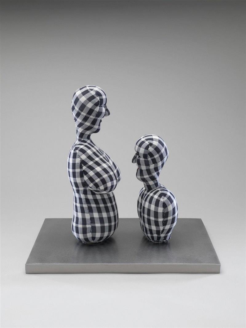 ▲ 路易丝·布尔乔亚，《情侣》，织物 不锈钢，33.7 x 35.6 x 27.9 厘米 / 13 