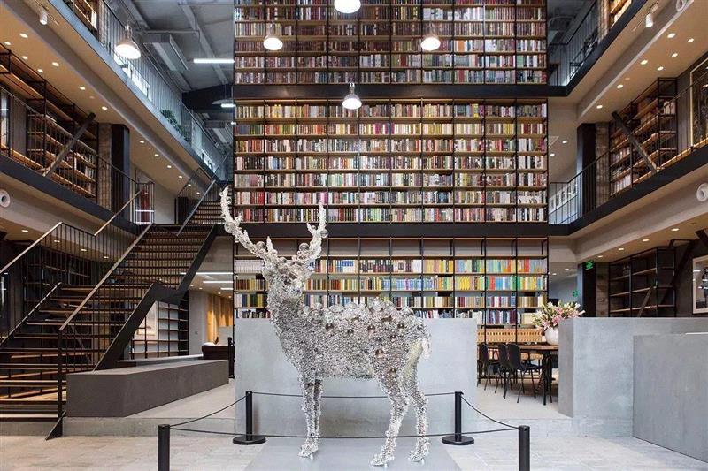 名和晃平位于现代传播 Modern Eye 艺影书阁的“PixCell-Deer”雕塑作品，TANC