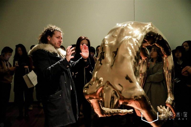 策展人Philip Larratt-Smith为媒体朋友们进行导览,“路易丝·布尔乔亚：永恒的丝线”策展人前言,丝线,路易丝·布尔乔亚,策展人,前言,布尔乔亚,伊斯顿基金会,VAGA,ARS,版权,纽约松美术馆