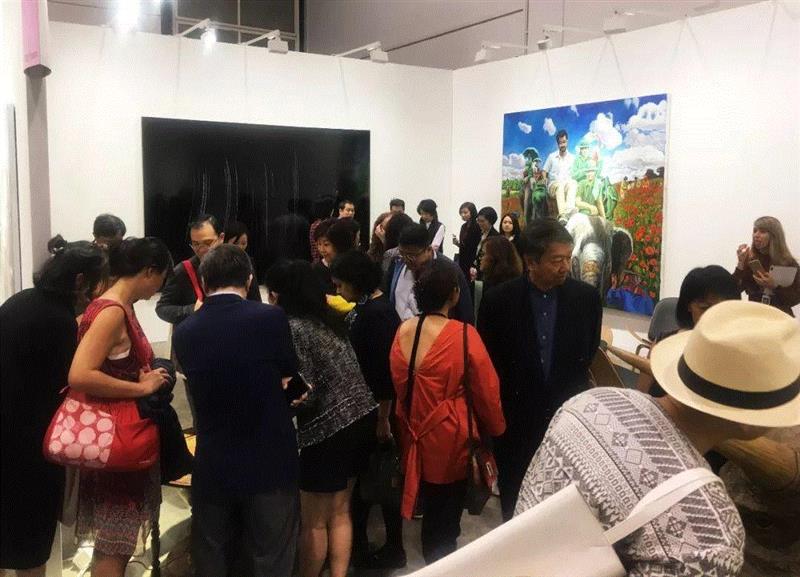 「Galleries 艺廊荟萃」现场,现场盛况 | 2019 香港巴塞尔艺术展 | 阿岱尔·阿贝德赛梅《解锁》,香港巴塞尔艺术展,盛况,阿岱尔·阿贝德赛梅,解锁,赵赵,香港,阿贝德赛梅,直升机,艺术展,材料