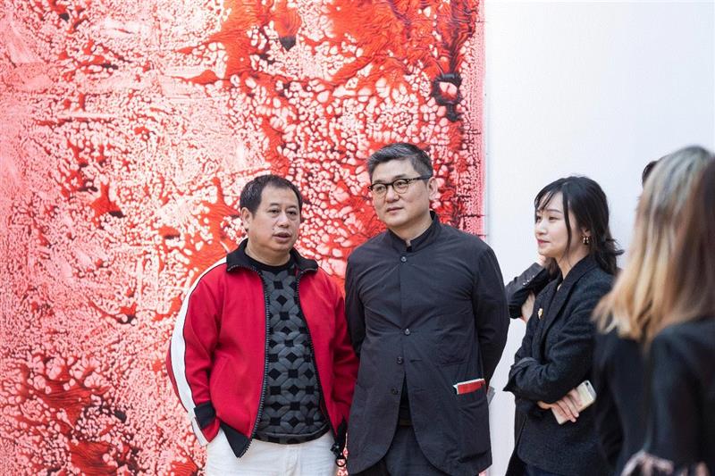 当代唐人艺术中心创始人郑林，收藏家、设计师田军,现场盛况 | 2019 香港巴塞尔艺术展 | 阿岱尔·阿贝德赛梅《解锁》,香港巴塞尔艺术展,盛况,阿岱尔·阿贝德赛梅,解锁,赵赵,香港,阿贝德赛梅,直升机,艺术展,材料