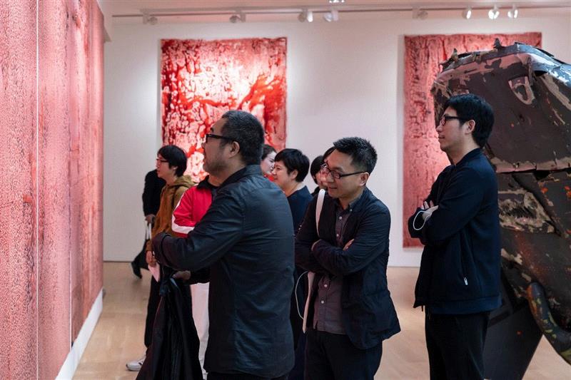 艺术家杨振中，策展人及评论家鲁明军，艺术家徐震,现场盛况 | 2019 香港巴塞尔艺术展 | 阿岱尔·阿贝德赛梅《解锁》,香港巴塞尔艺术展,盛况,阿岱尔·阿贝德赛梅,解锁,赵赵,香港,阿贝德赛梅,直升机,艺术展,材料