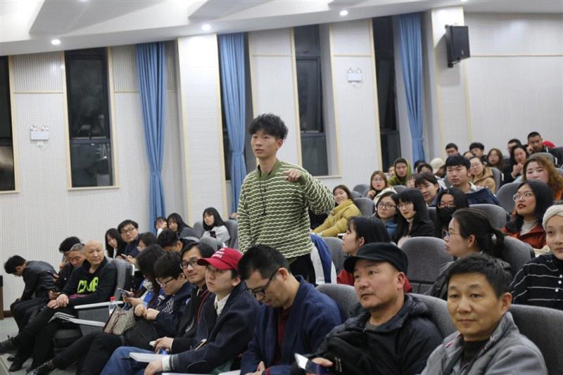 ▲提问环节,讲座现场 |  艺术家马特奥·巴西雷走进湖北美术学院,巴西,马特奥,湖北美术学院,意大利,合美术馆,圣徒,绘画,摄影师,合美术馆二楼四号,展讯