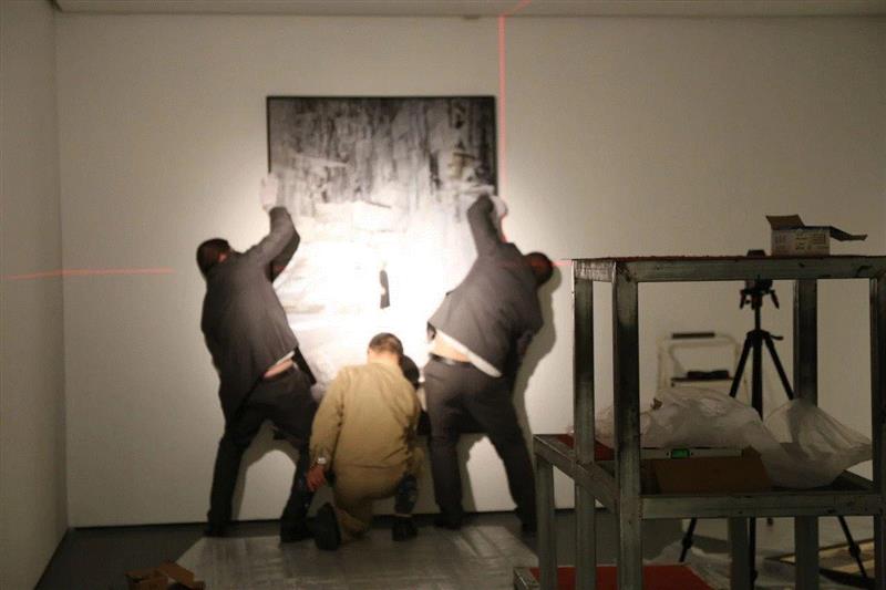 ▲工作人员现场布展中~,终极预告丨“超越时光”——马特奥·巴西雷摄影作品展布展进行中,马特奥,巴西,美术馆,小合,展讯,小伙伴们,地点,合美术馆二楼四号,武汉市,洪山区