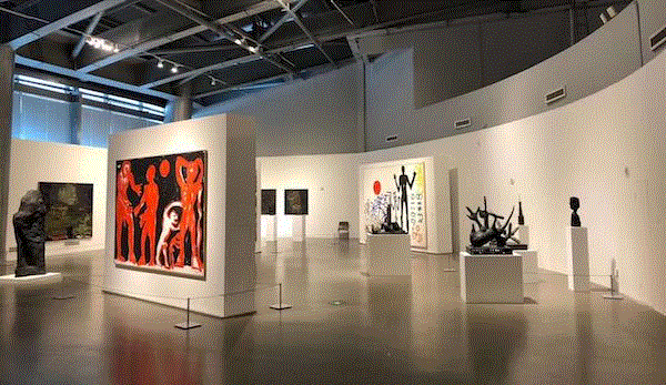 “重整 | 德国艺术立场”展览现场，王乾龙图。,追溯德国对当代艺术的影响 | AMNUA德国艺术立场,AMNUA,雕塑,伊门多夫,博伊斯,兰布鲁克,维尔海姆,巴塞利兹,奈伊,吕佩尔兹,彭克