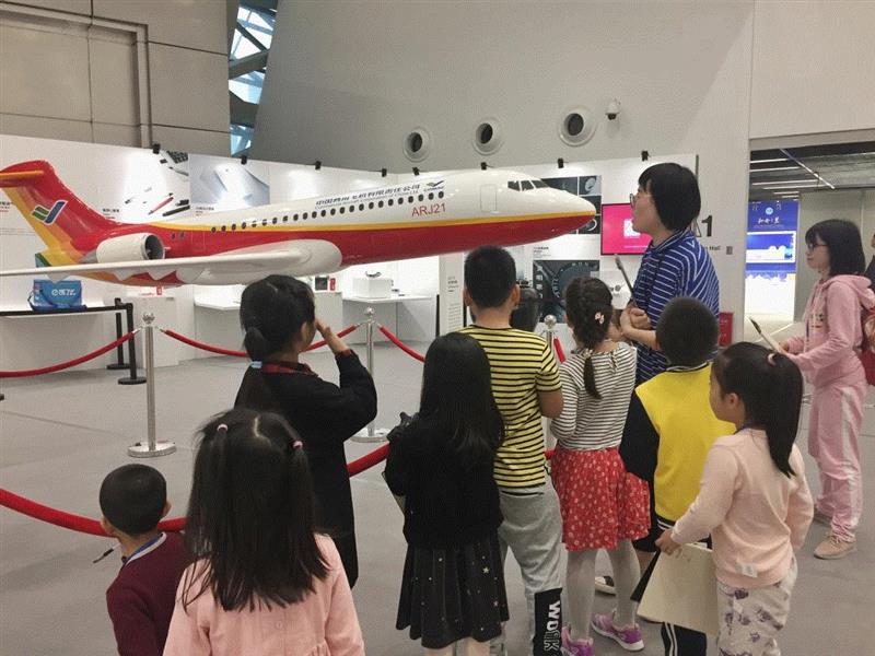 亲子工作坊招募 | 第三届中国设计大展及公共艺术专题展 #7 形象传播,亲子,工作坊,专题展,小朋友,小朋友们,列车,车厢,家长,交通工具,地铁