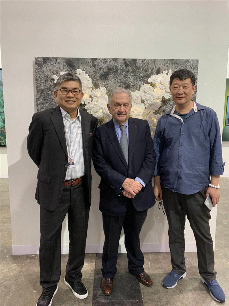 左起：索卡艺术创始人萧富元先生，世界顶级古董商 Giuseppe Eskenazi, 艺术