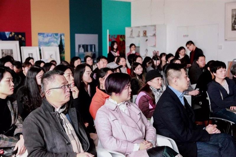 清华大学艺术博物馆常务副馆长杜鹏飞（左）,慢慢织布带来的幸福感 | 沙龙回顾,幸福感,沙龙,衣服,独龙族,面料,当地,环保,羊毛,颜色,博物馆