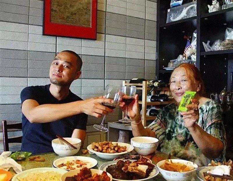 冯唐和母亲,社会什么都教会我们了，唯独没教我们不必成功,冯唐,付云皓,奥数,天才,梁文道,北大,陈丹青,人物,王村村,企业