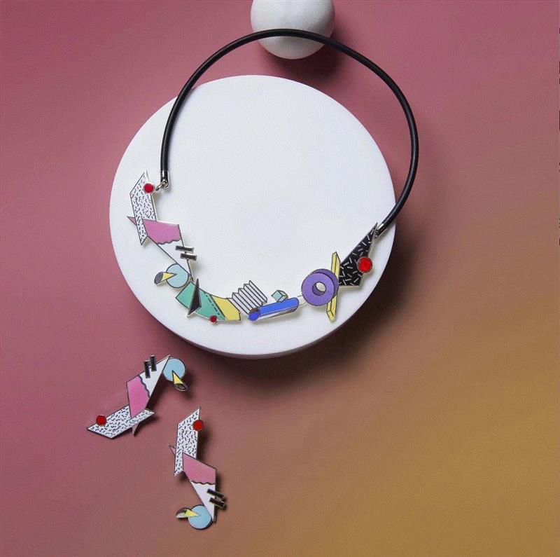 MoMA设计商店以“孟菲斯集团”经典图案为元素创作的衍生首饰 ,佩斯为“孟菲斯集团”成员Nathalie Du Pasquier举办个展,佩斯,孟菲斯集团,Pasquier,Wien,帕斯奎尔,canvas,孟菲斯,Memphis,雕塑,伦敦