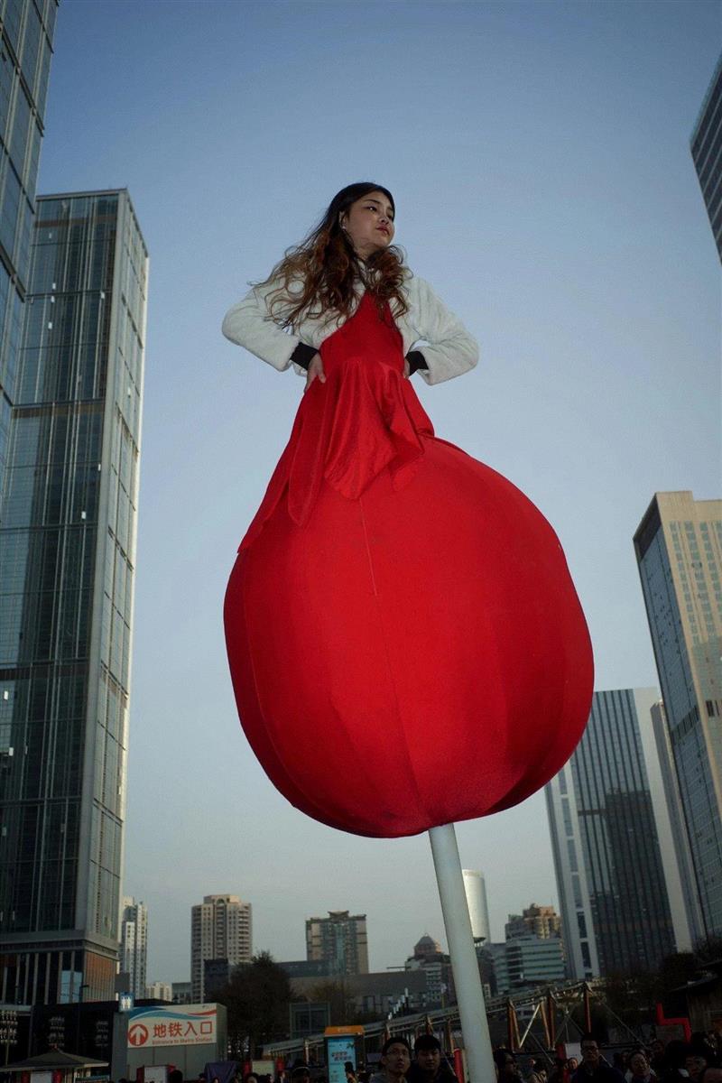 冯立 《不倒翁》 数码摄影 100x150cm 2014年,【展览/推荐】ABI助力《新艺术史:2000-2018中国当代艺术》展即将开启,ABI,新艺术史,资本,经济,情境,艺术史,意识形态,特色,路径,之中