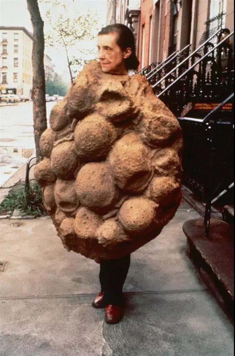 1975年路易丝·布尔乔亚身着她的乳胶制雕塑《阿温扎》(1968-1969),后成为装置作品《冲突》