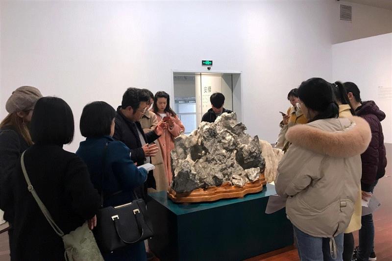 (图中展品为《藏石II》),yuztalk | 静观沉思中的自由愉悦——谢素梅展的美学散步,谢素梅,美学,yuztalk,质料,梯子,石榴,康德,美感,余德耀,美术馆