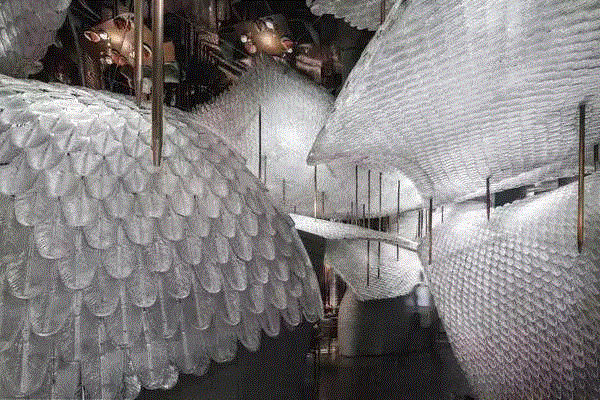 装置丨听玻璃艺术 讲述绝妙动人的梦幻故事,装置,羽毛,材料,琉璃,水晶,建筑,灯光,宇宙,餐厅,Knapp